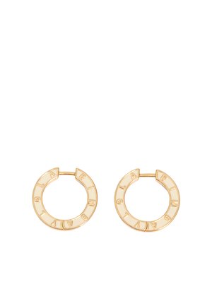 Pendientes de aro de tono dorado con segmentos de esmalte crema, grabados con las letras "B V L G A R I" alrededor de cada aro.