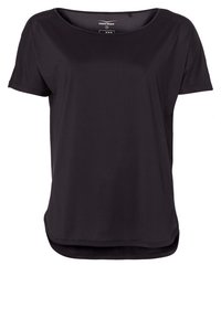 Camiseta negra de manga corta, confeccionada con una tela suave y ligera. Cuenta con un cuello redondo y un dobladillo más largo en la parte trasera. Diseño minimalista sin adornos.
