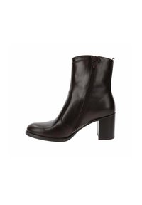 Bruine leren enkelboot met een ronde neus, zijrits en een chunky hak. Glad textuur met minimale stikdetails.