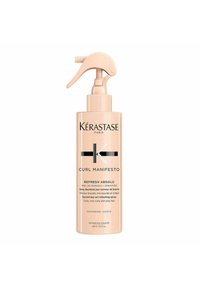 Kérastase Curl Manifesto Refresh Absolu spray in a light pink bottle with a spray nozzle, labeled with product details and logo.