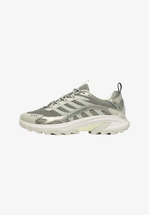 Scarpa da trekking in mesh grigio chiaro e materiale sintetico con suola spessa, chiusura con lacci frontale e dettagli laterali brandizzati.