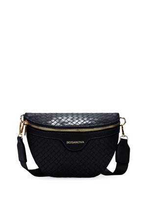 Bolso de cuero trenzado negro con forma redondeada, cremallera dorada y correa desmontable. Presenta un logo sutil y una textura suave.