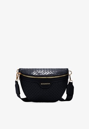 Bolso de cuero trenzado negro con forma redondeada, cremallera dorada y correa desmontable. Presenta un logo sutil y una textura suave.