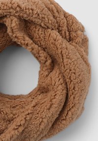 Sciarpa marrone lavorata a maglia, chunky, realizzata in materiale morbido e soffice, con un design a cerchio, caratterizzata da una superficie testurizzata e priva di chiusure.