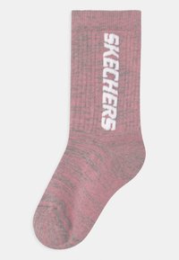 Rosa randig strumpa i stickat material, med ordet "SKECHERS" i vitt på sidan. Slät textur med rund tå.
