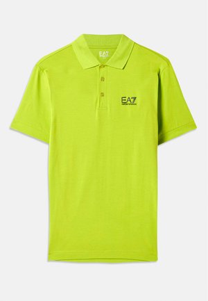 Svetlo limonasto zelena polo majica iz mehkega materiala, z klasičnim ovratnikom, trojnim gumbom in črnim EA7 logotipom na prsih.