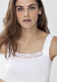 Witte tanktop met een kanten rand bij de hals, met brede bandjes en een zachte, gladde textuur. Eenvoudig, aansluitend ontwerp.