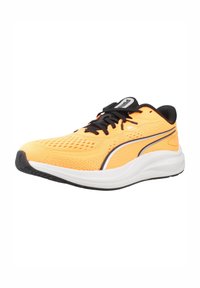 Baskets de sport orange vif avec lacets noirs, doublure intérieure noire, semelle blanche amortie et logo Puma sur le côté et la languette.