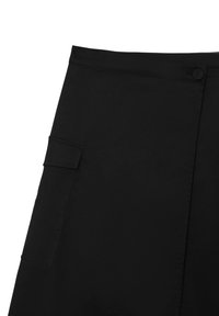 Gonna nera con una superficie liscia, dotata di tasca laterale, chiusura a bottoni e vestibilità sartoriale. Il tessuto resistente alle pieghe ne aumenta la durabilità.