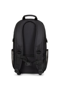Mochila de tela negra con espalda acolchada y correas ajustables, que presenta bolsillos de malla laterales y un asa de transporte en la parte superior. Diseño sencillo, sin adornos.