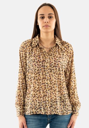 Blusa a maniche lunghe con colletto in tessuto leggero e fantasia, caratterizzata da tonalità di beige, marrone e viola, con chiusura a bottoni e maniche con polsini.