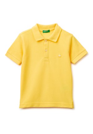 Polo jaune à manches courtes avec col, deux boutons et petit logo blanc brodé sur la poitrine gauche.