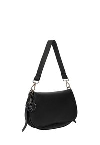Borsa a mano in pelle nera con silhouette curva, tracolla regolabile, accessori in tonalità argento e un charm decorativo con logo. Texture liscia.