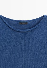 Pull bleu tricoté à col rond, avec une couture verticale apparente au centre et une étiquette noire portant l'inscription « Massimo Dutti Fabriqué en Espagne ».
