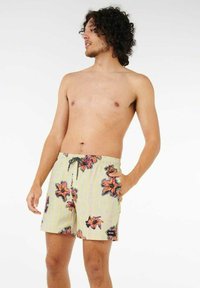 Costumi da bagno di colore giallo chiaro, con un motivo floreale in accenti arancioni e neri, vita elasticizzata e tasche laterali.