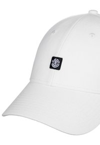 Weißer Hut aus Baumwollstoff, mit einem schwarzen quadratischen Aufnäher und einem weißen Logo. Das Design umfasst eine gestickte Textur und einen gebogenen Schirm.