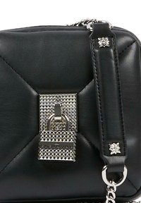 Borsa a tracolla nera in pelle con design trapuntato, accessori in argento con dettagli a borchie e chiusura a lucchetto frontale. Inclusa tracolla a catena.