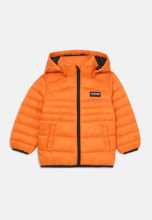 Puffige orange Jacke mit Kapuze, Frontreißverschluss, schwarze Akzente an den Bündchen und am Saum, mit vertikaler Steppung und einem Logo-Patch.