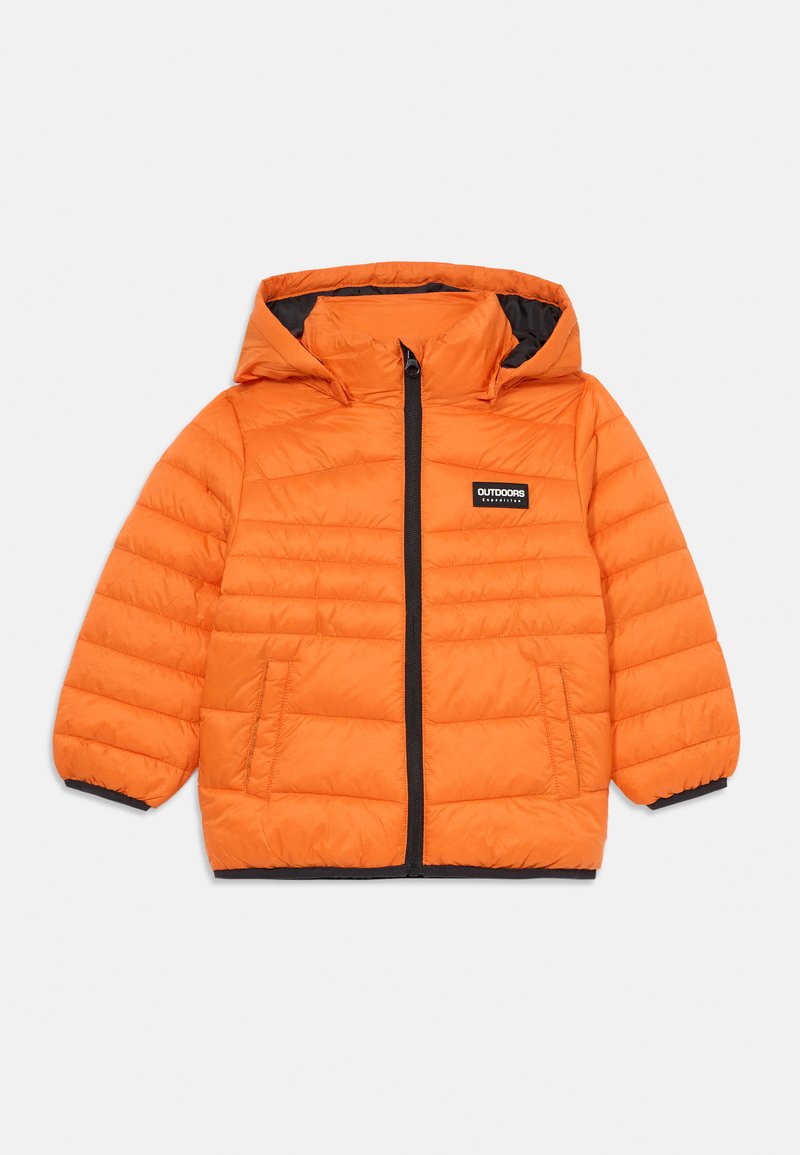Puffet orange jakke med hætte, frontlynlås, sorte accenter ved håndled og kant, med vertikal quilted detaljer og et logo patch.