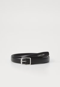 Zwarte leren riem met een zilveren metalen gesp, slank ontwerp en het Calvin Klein-logo gegraveerd op de band.