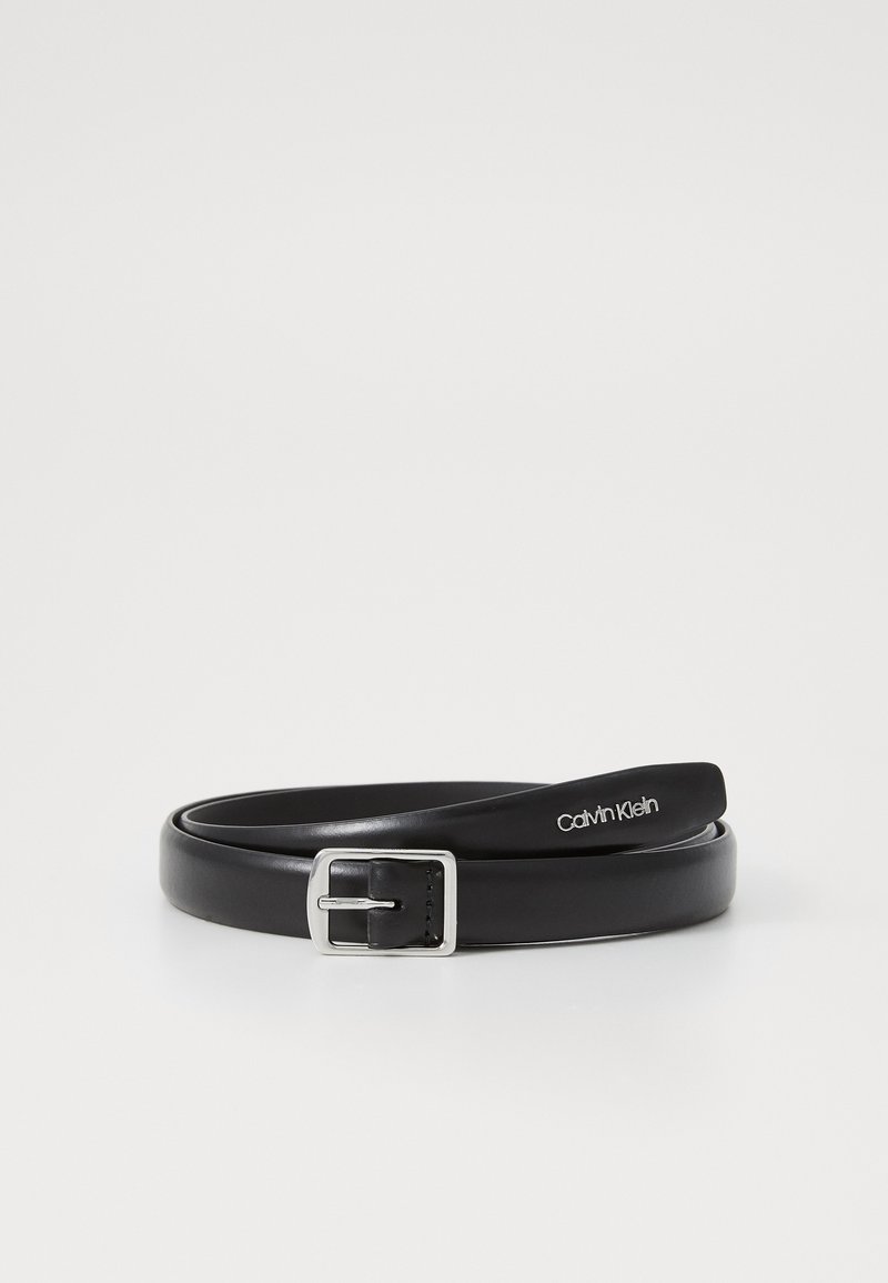 Zwarte leren riem met een zilveren metalen gesp, slank ontwerp en het Calvin Klein-logo gegraveerd op de band.