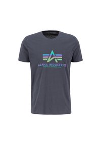 Grå bomulds t-shirt med et farverigt "Alpha Industries" logo med geometrisk design og tekst, kortærmet og rund halsudskæring.