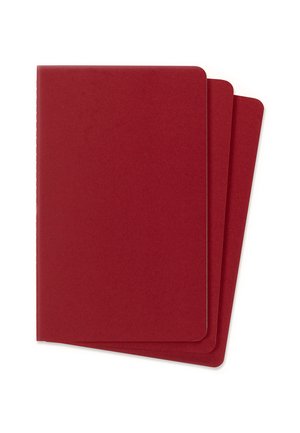 Tre quaderni rossi impilati con angoli arrotondati su sfondo bianco.