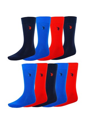 Nyolc öltönyzokni kékessötétkék, élénkkék és piros színekben, mindegyiken kis hímzett polo játékos logó a szegély közelében.