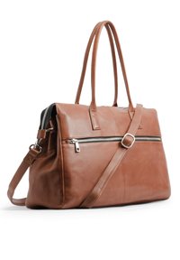 Sac fourre-tout en cuir marron avec deux poignées, bandoulière réglable, poche zippée et texture lisse. Présente des accents en métal argenté.
