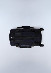 Mörkblå duffelväska med två övre handtag, svarta detaljer, två fack med dragkedja och en logotyp på sidan. Tåligt tyg med en slät yta.