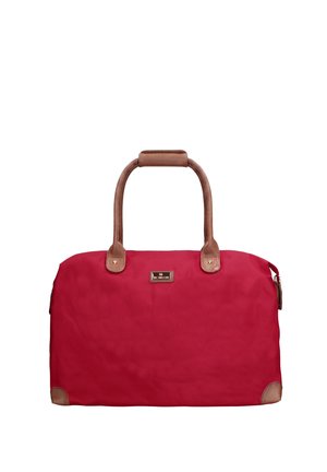Rote Reisetasche mit braunen Ledergriffen und Eckverstärkungen, rechteckige Form und Reißverschluss oben.
