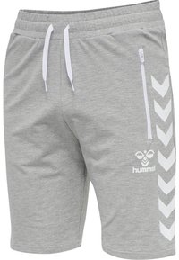 Grå shorts i mjukt material har en dragsko i midjan, sidoficka med dragkedja och ett vitt chevronmönster längs benet. Hummel-logotypen syns.