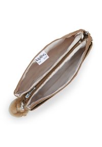 Kipling Reißverschluss-Geldbörse aus beigem Stoff mit einem flauschigen Pom-Pom-Akzent. Verfügt über zwei Fächer mit beige gefüttertem Innenraum und Reißverschluss.