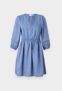Svetlo modra chambray obleka z V-izrezom, tridelnimi napihnjenimi rokavi in elastičnim pasom. Ima dekorativne šive ob šivih.