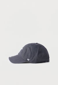 Μπλε σκούφο καπέλο μπέιζμπολ από βαμβάκι με κυρτό γείσο, διακοσμημένο με κεντημένα λογότυπα και οπές εξαερισμού για καλύτερη αναπνοή.