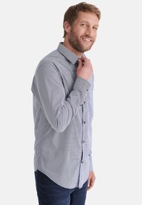 Helle blaue Hemd mit feinem vertikalen Streifenmuster, aus gewebtem Stoff, mit Kentkragen und langen Ärmeln.