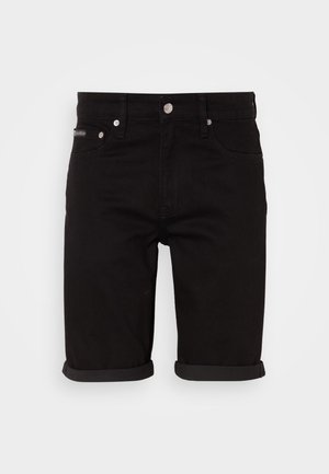 Czarne szorty dżinsowe o prostym kroju, z podwiniętym dołem, kieszeniami z przodu i zapięciem na guzik. Teksturowana tkanina z subtelnym blaskiem.