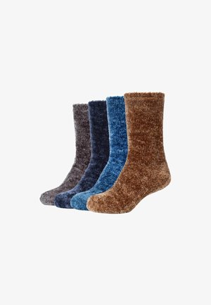 Vier paar fuzzy crew sokken in grijs, marineblauw, blauw en bruin, naast elkaar gerangschikt op een witte achtergrond.