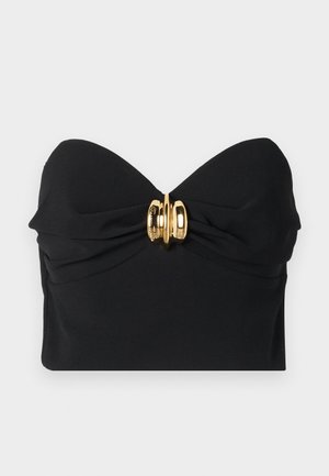 Schwarzes, trägerloses Top aus glattem Stoff, mit einem gedrehten Frontdesign und einem goldenen Hardware-Akzent in der Mitte.