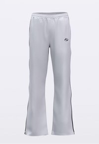 Pilkos sportinės kelnės iš lygios, lengvos medžiagos su juodu logotipu ir šoninėmis juostelėmis. Savybės: elastinga liemens juosta ir išplatėjusios kelnės apačioje.