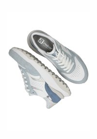 Helles Blau und weiße Sneakers aus Wildleder und Mesh, mit perforierten Akzenten, strukturierten Sohlen und einem Logo auf der Innensohle.