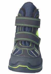 Zapatos de tela azul marino con acentos verdes, correas de Velcro, parte superior de tela texturizada, cuello acolchado y suela de goma. Punta reforzada para mayor durabilidad.