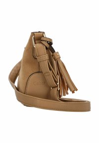 Braune Leder-Sandale mit spitzer Zehenpartie, Fransen-Detail und verstellbarem Knöchelriemen. Sie hat eine glatte Oberfläche und ein dezentes Logo.