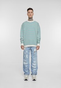 Urban Classics STRIPED CREWNECK - Sudadera - whitesand paleleaf