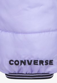 Lahka vijolična puffer jakna z črnim vezenim logotipom "CONVERSE", ribanim črno-belih robom in gladko, sijočo teksturo tkanine.