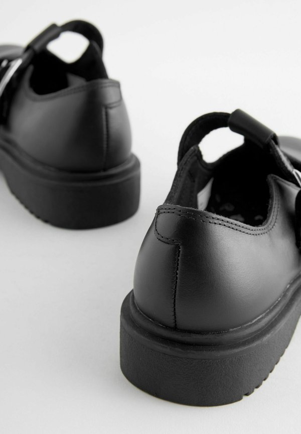 CHUNKY SCHOOL – REGULAR FIT – Riemchenballerina