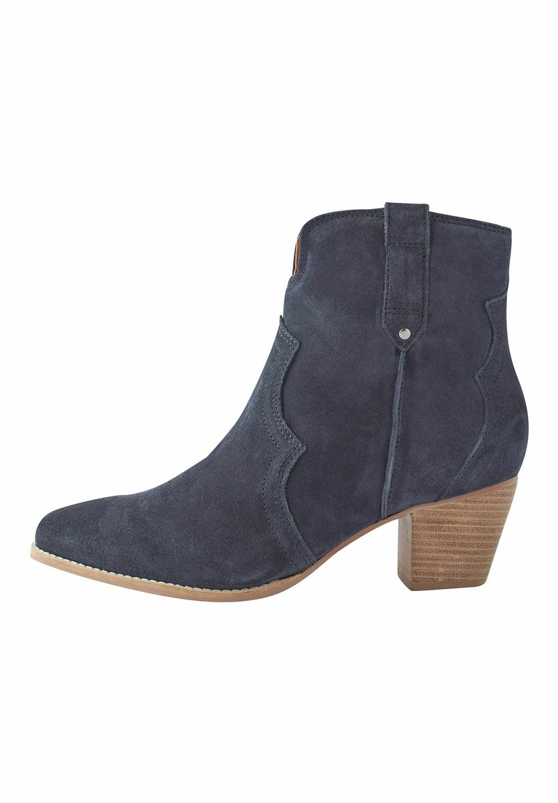 Botină din suede, de culoare albastru închis, cu vârf ascuțit. Dispune de un design cu margini ondulate și un toc din lemn stratificat, oferind un finisaj texturat.