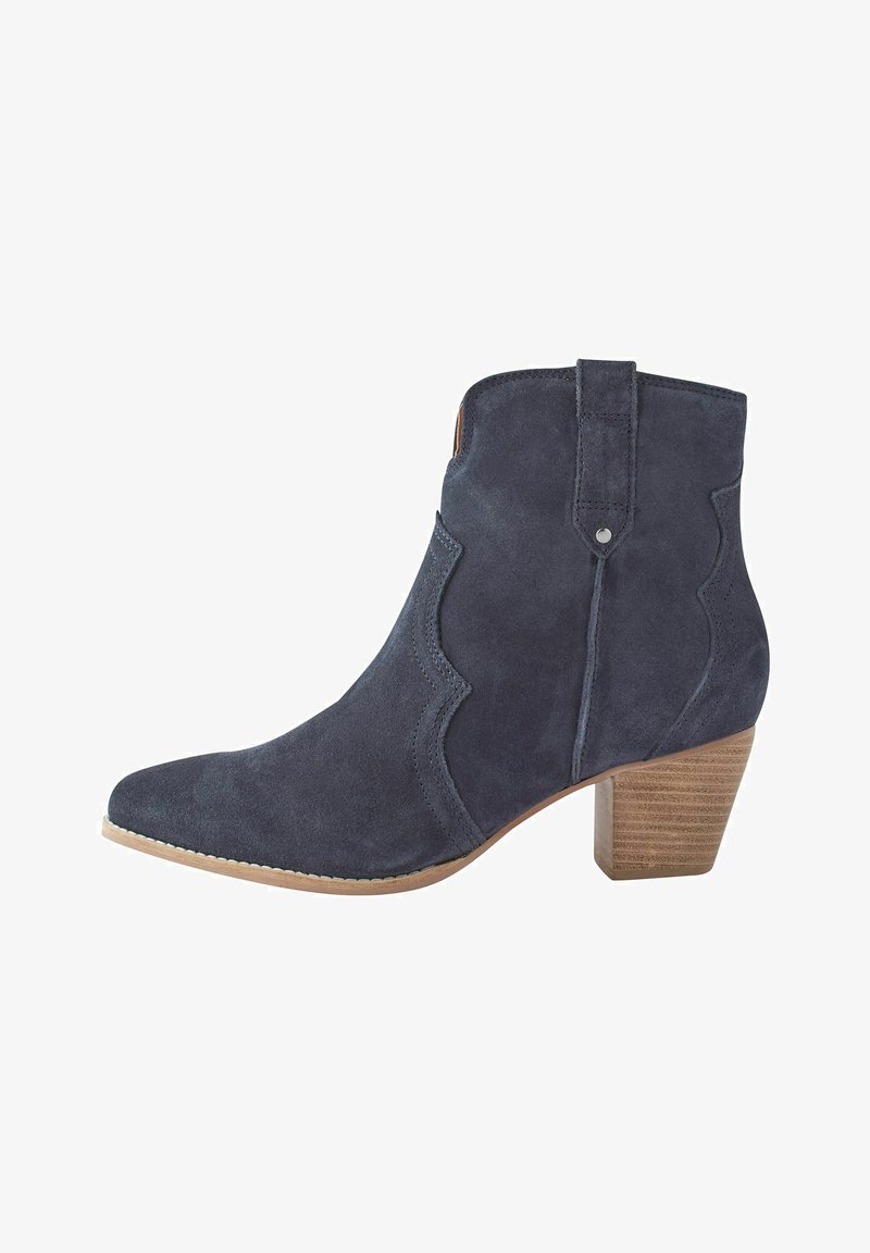 Bottine en suede bleu foncé avec un bout pointu. Présente un design festonné et un talon en bois empilé, offrant une finition texturée.