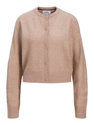 Cardigan cropped bege com mangas longas, gola redonda, punhos e barra canelados, e fecho frontal com botões.