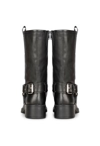 Bottes en cuir noir, montantes jusqu'au genou, avec un bout rond, des zips sur les côtés et des boucles métalliques à la cheville. Texture lisse et talon solide.